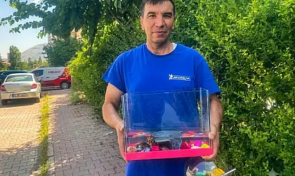 Kayseri'de elinde akvaryum ile dolaşıyor! Sebebi dikkat çekti