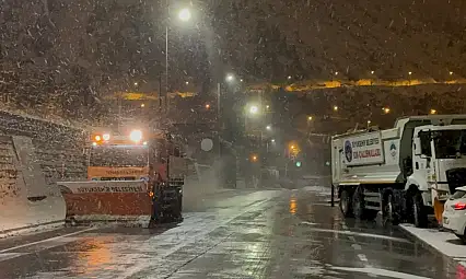 Kayseri'de gece saatlerinde beyaza büründü