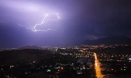 Kayseri'de geceyi şimşekler aydınlattı: O anlar dronla kaydedildi