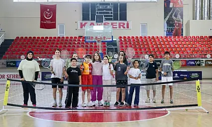 Kayseri'de geleceğin tenisçileri kortta yetişiyor!