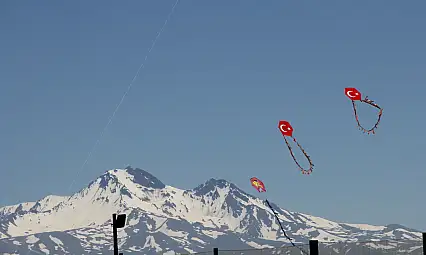 Kayseri'de gökyüzünde renkli şölen
