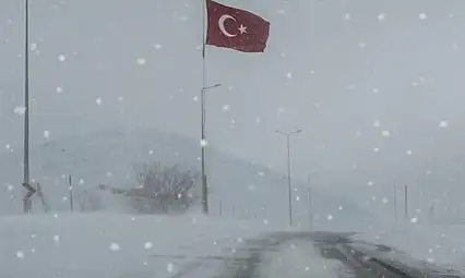 Kayseri'de gönderden indirilen Bayrak, yeniden göndere çekildi