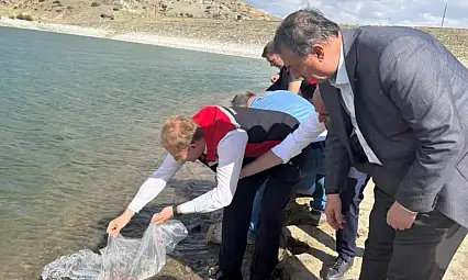 Kayseri'de görenleri meraklandıran görüntü! Barajda hayat veren çalışma