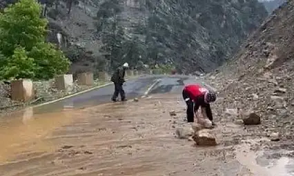 Kayseri'de heyelan! Araçlar mahsur kaldı