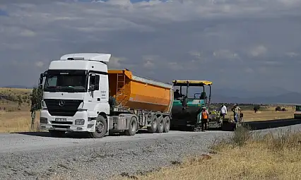Kayseri'de iki mahalle arasındaki yol baştan sona yenileniyor