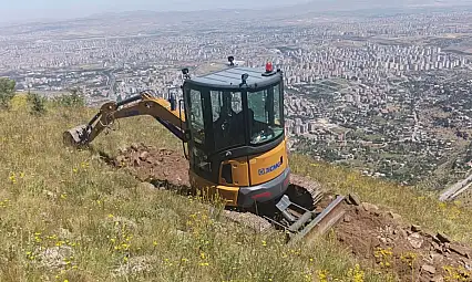 Kayseri'de iş makinesi Ali Dağı'na tırmandı! 2 bin metrede çalıştı