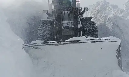 Kayseri'de kar bir metreyi aştı! Yol açma mücadelesi sürüyor
