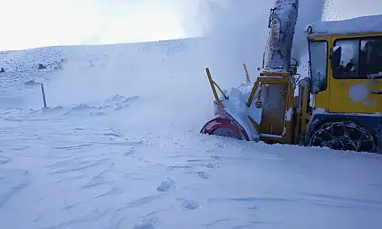 Kayseri'de kar engelini aşan ekipler 47 yolu açtı