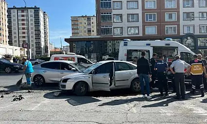 Kayseri'de kaza! Otomobiller çarpıştı, 2 yaralı