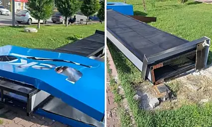 Kayseri'de kuvvetli rüzgâr reklam panosunu devirdi!