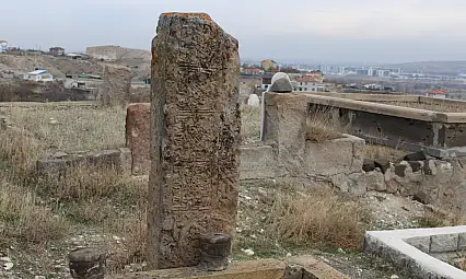 Kayseri'de mezarlıkta bulunan gizemli taşlar merak uyandırdı