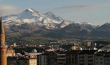 Kayseri'de Papaz aldı başını gidiyor!