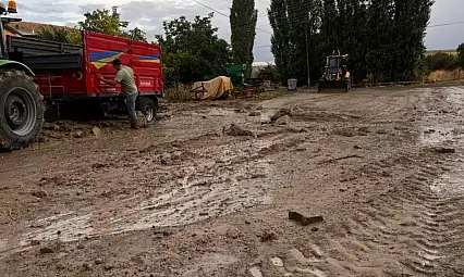 Kayseri'de sağanak sonrası sel: Belediye ekipleri alarma geçti