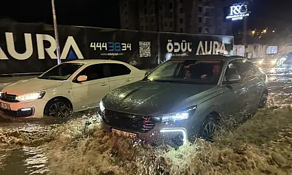 Kayseri'de sağanak yağış trafiği birbirine kattı!