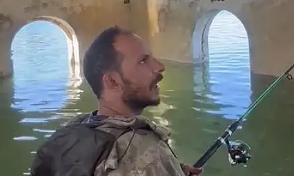 Kayseri'de şaşırtan görüntü! Başkan su altındaki camide ezan okudu
