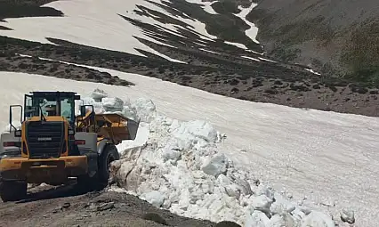 Kayseri'de şaşırtan görüntü! Yazın ortasında kar mesaisi