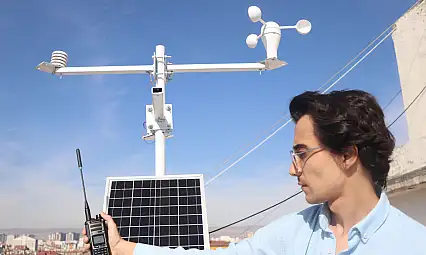 Kayseri'de üniversite öğrencisi, güneş enerjili telsizli hava sistemi geliştirdi