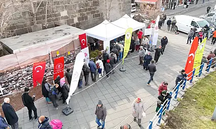 Kayseri'de Cumhuriyet Meydanı'nda uzun kuyruklar oluştu! Bakın ne dağıtıldı