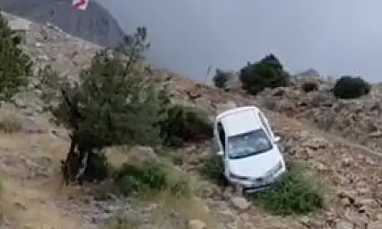 Kayseri'de yağış kazayı beraberinde getirdi! Otomobil yoldan çıktı