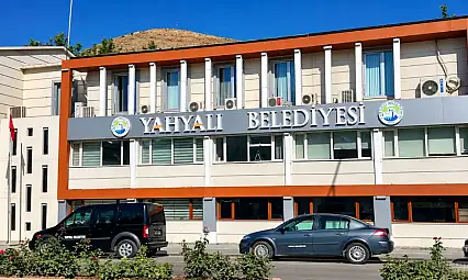 Kayseri'de yol kenarlarındaki elmalar gündem oldu! Belediyeden açıklama geldi