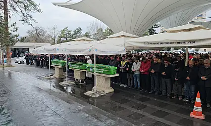 Kayseri'de yürek burkan fotoğraf! Anne, oğlu ve kızı yan yana uğurlandılar!