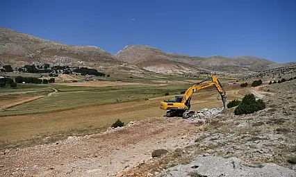 Kayseri'de zorlu arazi aşılıyor: 8 kilometrelik yol için büyük çalışma başladı!