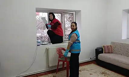 Kayseri'deki öğrencilerden alkışlanacak hareket! Güleser teyze çok memnun kaldı