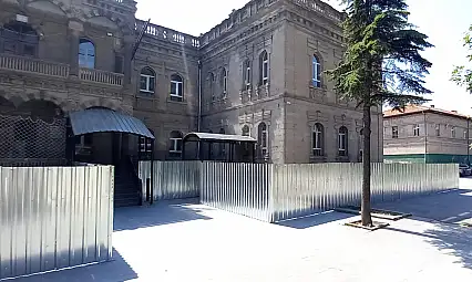 Kayseri'deki tarihi lise panellerle çevrildi!