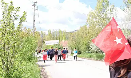 Kayseri'nin tek kadın kaymakamı! Öğrencilerle yürüyüşe çıktı