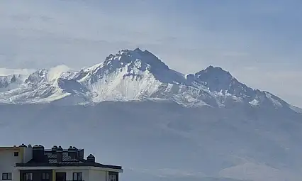 Kayseri'nin zirvesine kar yağdı