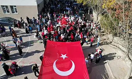 Kayseri Valisi öğrencinin isteğini çevirmedi! Cumhuriyet Yürüyüşü'ne katıldı