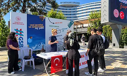 Kayseri'ye üniversite için gelen öğrencileri bu stantlar karşılıyor