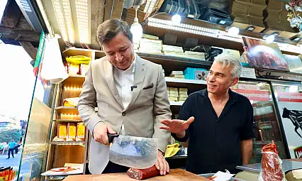 Kayserili Genel Başkan kolları sıvadı, pastırma doğradı