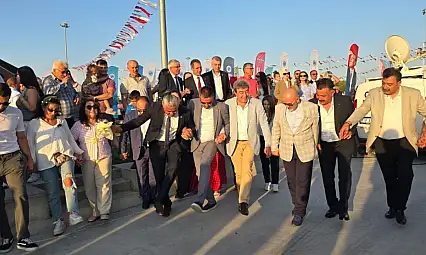 Kayserili vekilden şenliğe damgasını vuran halay!