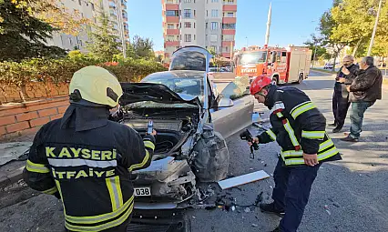 Kırmızı ışıkta gaza bastı, Tesla'yı perte çıkardı!