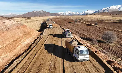 Kırsal mahallelerde yol çalışması