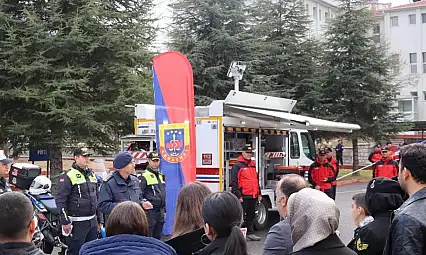 Koruma altındaki çocuklardan jandarmaya anlamlı ziyaret