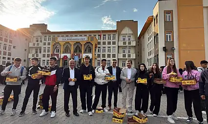 Liseliler arkadaşlarını böyle karşıladı