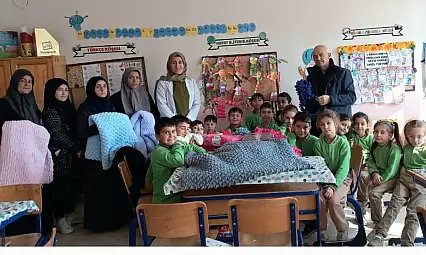 Minik ellerin ördüğü atkılar hastaların yüreğini ısıttı