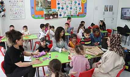Minikler 'çöpten' elbise üretiyor!