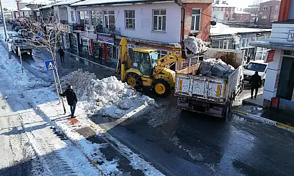 O ilçede ekipler kar mesaisi yaptı