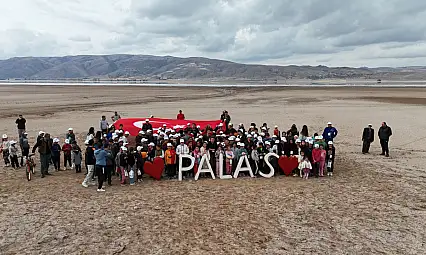 Öğrenciler ve vatandaşlar bayraklarla pedal çevirdi