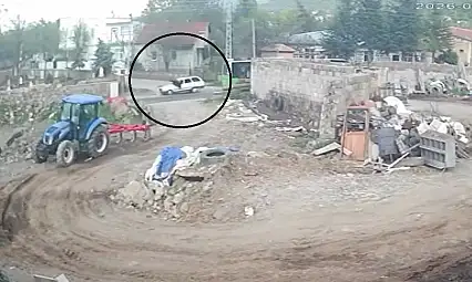 Hacılar'da otobüsten inip yola atlayan gence otomobil çarptı!