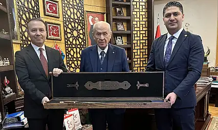 Özdemir ve Çiçek'ten Lider Bahçeli'ye dikkat çeken hediye!