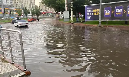 Sağanak Kayseri'yi vurdu: Araçlar ilerlemekte zorlandı