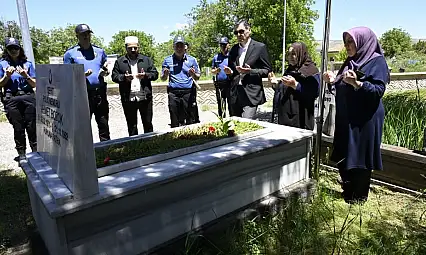 Şehit polis kabri başında dualarla anıldı