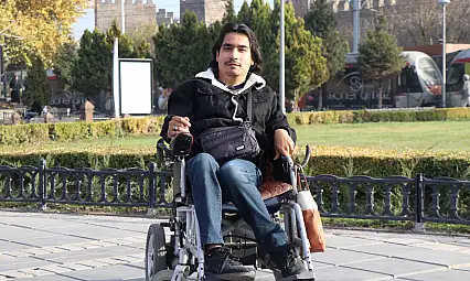 Serebral palsili Hikmet Ekiz, engellere rağmen hayallerini gerçekleştiriyor