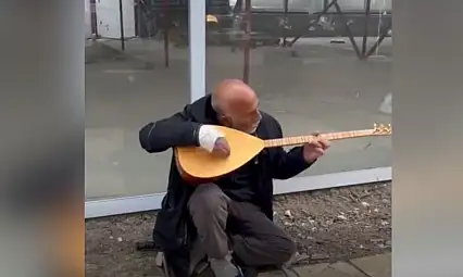 Sosyal medya elinde bağlamalı adamı konuşuyor! Kayserili mi?
