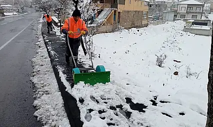 Talas'ta karla mücadele anbean takip ediliyor