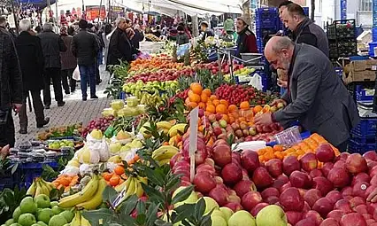 Taze çeşit çeşit meyve ve sebzeler bu pazarda (16 Mayıs 2026)